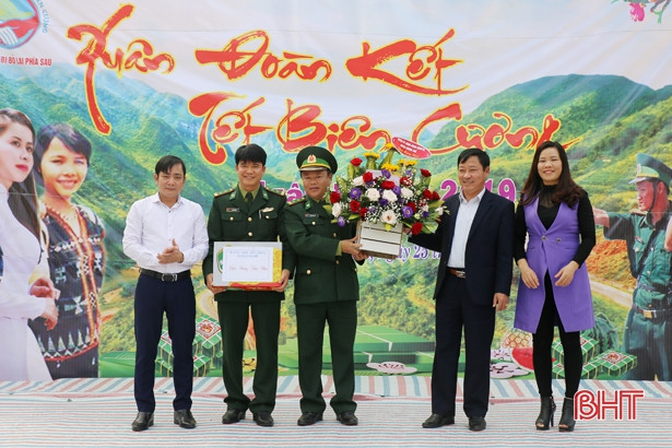 Ấm tình “Xuân đoàn kết - Tết biên cương”