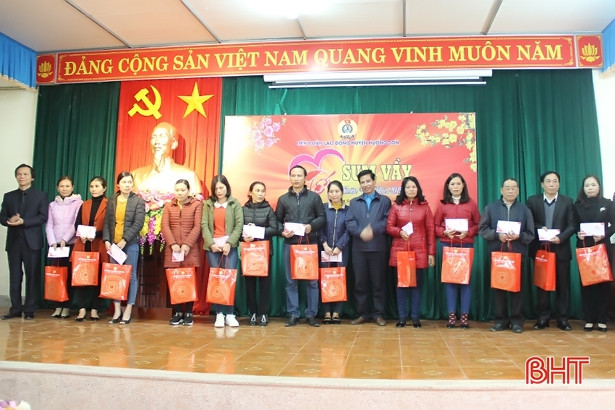 Trao 100 suất quà, 2 “Mái ấm công đoàn” cho người lao động khó khăn