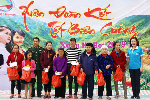 Ấm tình “Xuân đoàn kết - Tết biên cương”