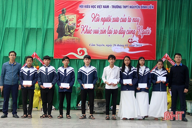 Chi đoàn Cơ quan Tỉnh ủy - Báo Hà Tĩnh trao quà cho học sinh nghèo