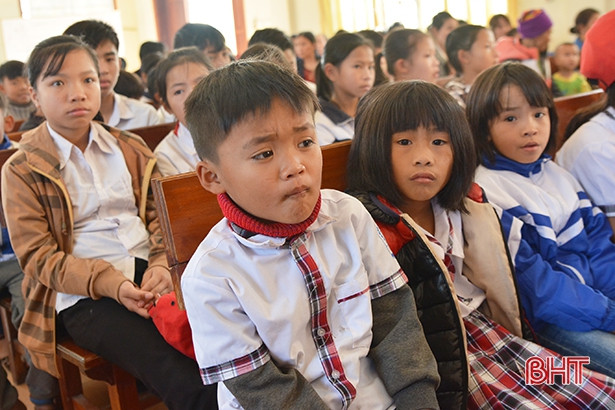 Dai-ichi Life và Báo Hà Tĩnh trao 100 suất học bổng cho trẻ em nghèo học giỏi