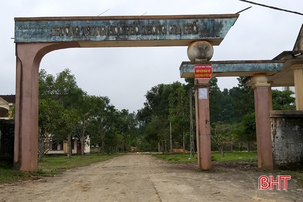“Bỏ không” 5 năm, Trường THPT Gia Phố cửa hỏng, mái thủng