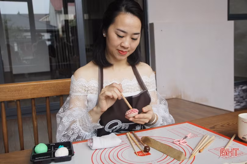 Mê mẩn những bông hoa ẩm thực Nhật Bản dưới bàn tay thợ làm bánh Hà Tĩnh