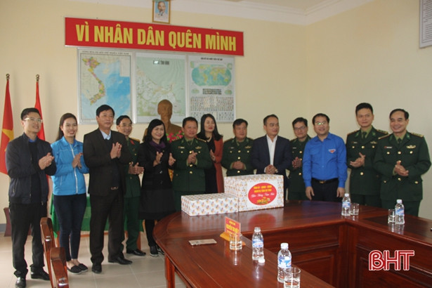 Vui Xuân sớm với chiến sỹ đảo Sơn Dương