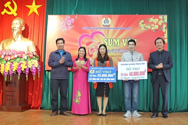 Trao 100 suất quà, 2 “Mái ấm công đoàn” cho người lao động khó khăn