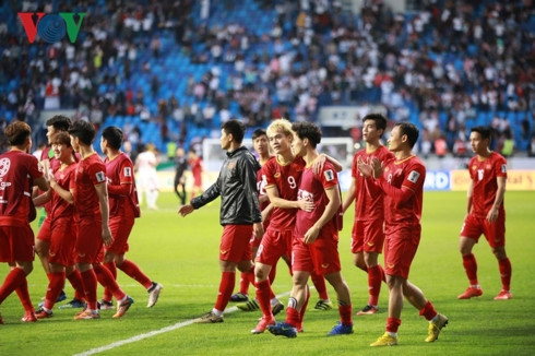 đt việt nam tiến vào tứ kết asian cup 2019 và cơn bão anh sẽ về nhưng không phải hôm nay hình 3 “Anh sẽ về, nhưng không phải hôm nay”: Thật khiêm tốn mà đầy tự hào!