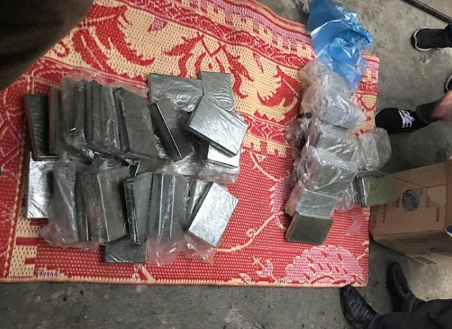 120 bánh heroin giấu quanh ô tô chạy từ Lào về cửa khẩu Cầu Treo