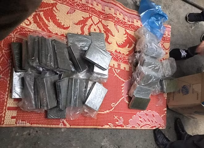 120 bánh heroin giấu quanh ô tô chạy từ Lào về cửa khẩu Cầu Treo