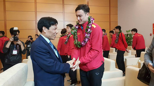 Đội tuyển Việt Nam trở về trong tình cảm ấm cúng của người hâm mộ