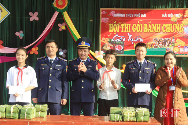 Học sinh Trường THCS Phổ Hải cùng Hải đội 102 thi gói bánh chưng