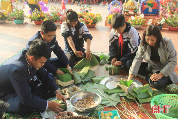 Học sinh Trường THCS Phổ Hải cùng Hải đội 102 thi gói bánh chưng