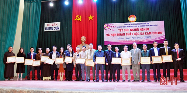 Hơn 1,2 tỷ đồng đến với người nghèo Hương Sơn đón tết Kỷ Hợi