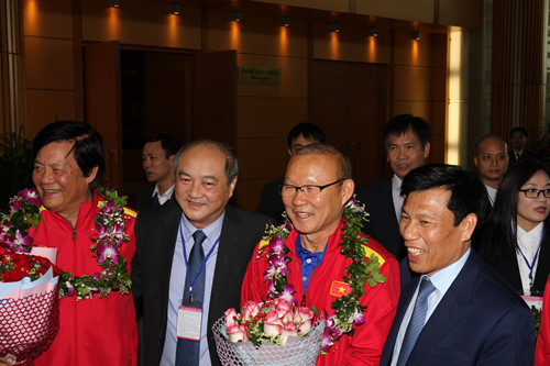 Đội tuyển Việt Nam trở về trong tình cảm ấm cúng của người hâm mộ