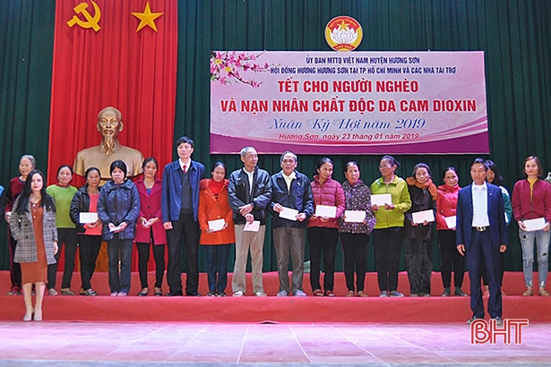 Hơn 1,2 tỷ đồng đến với người nghèo Hương Sơn đón tết Kỷ Hợi