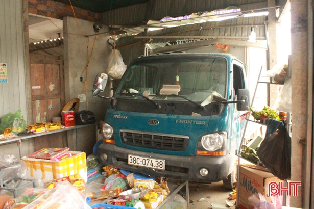 Xe tải lao vào quán tạp hóa, hai bà cháu thoát chết trong gang tấc