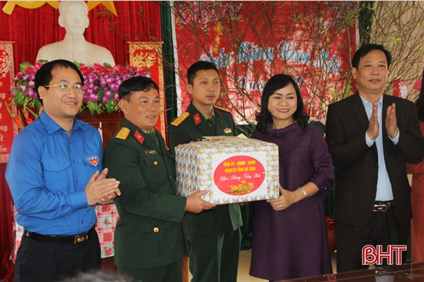 Vui Xuân sớm với chiến sỹ đảo Sơn Dương