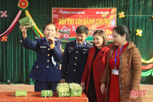 Học sinh Trường THCS Phổ Hải cùng Hải đội 102 thi gói bánh chưng
