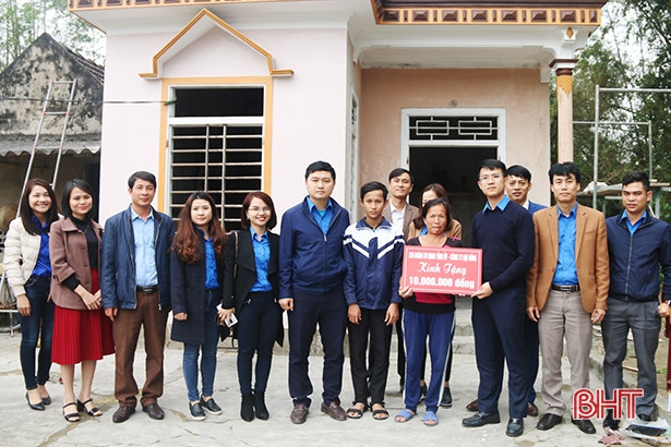 Chi đoàn Cơ quan Tỉnh ủy - Báo Hà Tĩnh trao quà cho học sinh nghèo