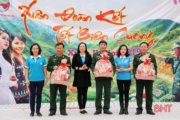 Ấm tình “Xuân đoàn kết - Tết biên cương”