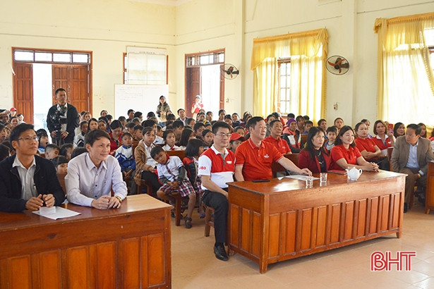 Dai-ichi Life và Báo Hà Tĩnh trao 100 suất học bổng cho trẻ em nghèo học giỏi