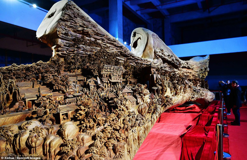 Mãn nhãn với tác phẩm điêu khắc gỗ khổng lồ trên thân cây 1.000 năm tuổi