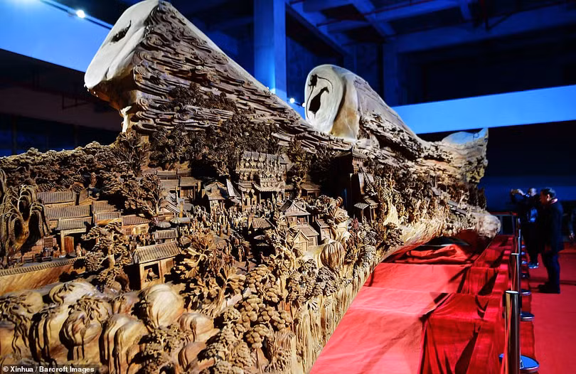 Mãn nhãn với tác phẩm điêu khắc gỗ khổng lồ trên thân cây 1.000 năm tuổi