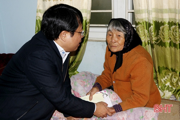 Phó Chủ tịch UBND tỉnh Dương Tất Thắng chúc tết gia đình chính sách