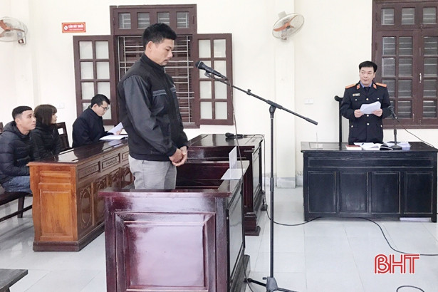 Đi bán 21,7kg pháo, “được”…. 20 tháng tù giam!