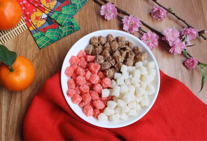 Mứt dừa viên ba màu tiếp khách dịp Tết