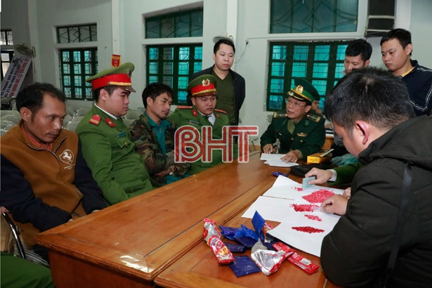 Bắt 2 đối tượng mang hơn 2.000 viên hồng phiến từ Lào sang Việt Nam bán