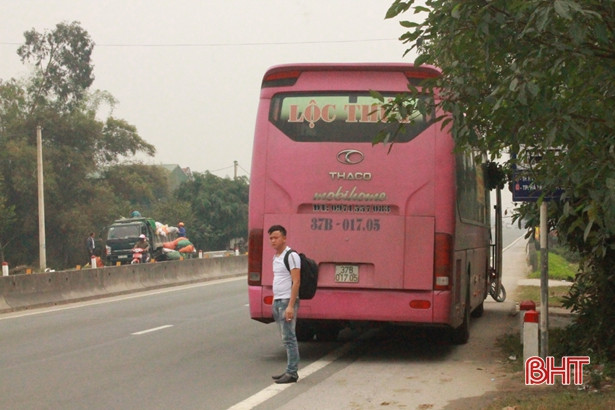 Xe tải lao vào quán tạp hóa, hai bà cháu thoát chết trong gang tấc