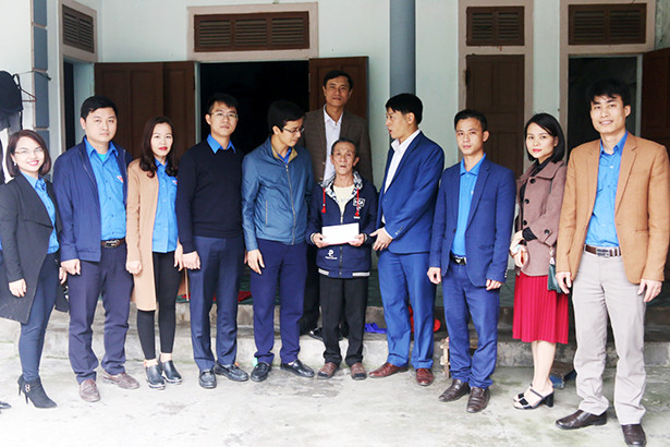 Chi đoàn Cơ quan Tỉnh ủy - Báo Hà Tĩnh trao quà cho học sinh nghèo
