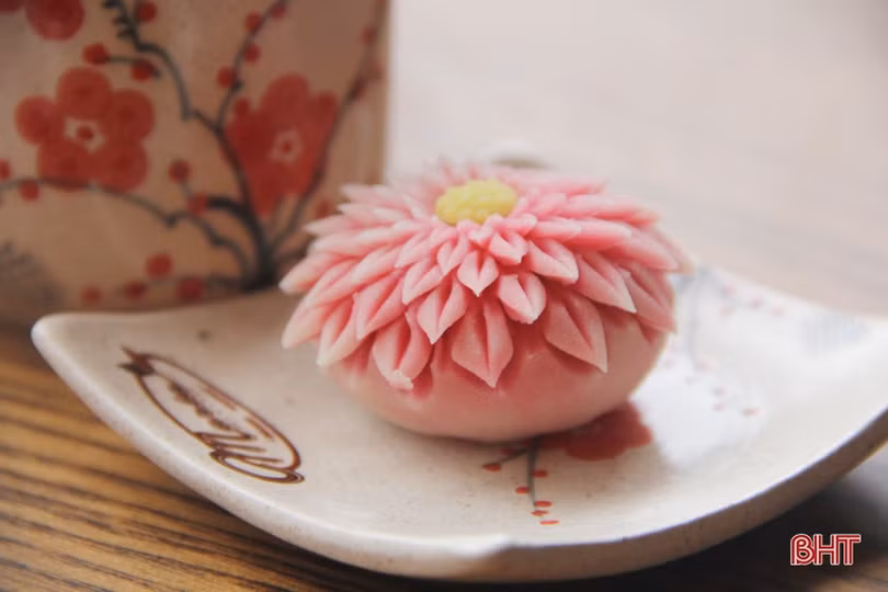 Mê mẩn những bông hoa ẩm thực Nhật Bản dưới bàn tay thợ làm bánh Hà Tĩnh