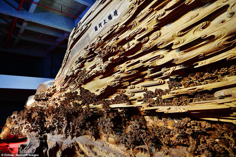 Mãn nhãn với tác phẩm điêu khắc gỗ khổng lồ trên thân cây 1.000 năm tuổi