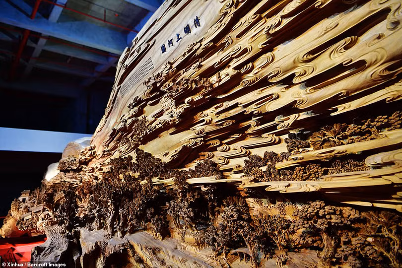 Mãn nhãn với tác phẩm điêu khắc gỗ khổng lồ trên thân cây 1.000 năm tuổi