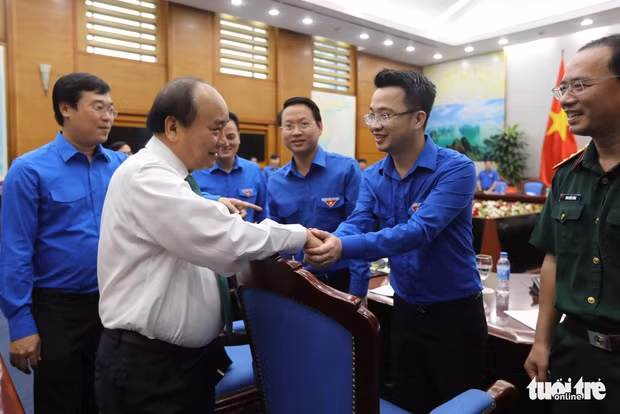 lam viec voi doan thu tuong noi can xoay