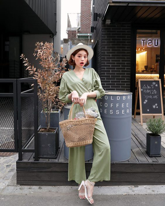 Phối đồ cùng túi nan, túi cói hot trend mùa hè