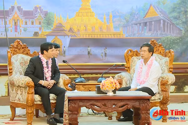 doan can bo tinh ha tinh chuc tet co truyen lao