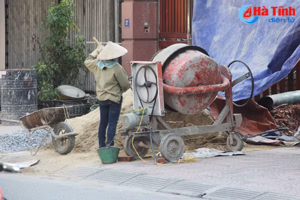 vat lieu xay dung chiem tron via he mot so tuyen duong tp ha tinh