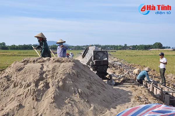nong dan ha tinh dong gop 120 000 ngay cong lam duong giao thong