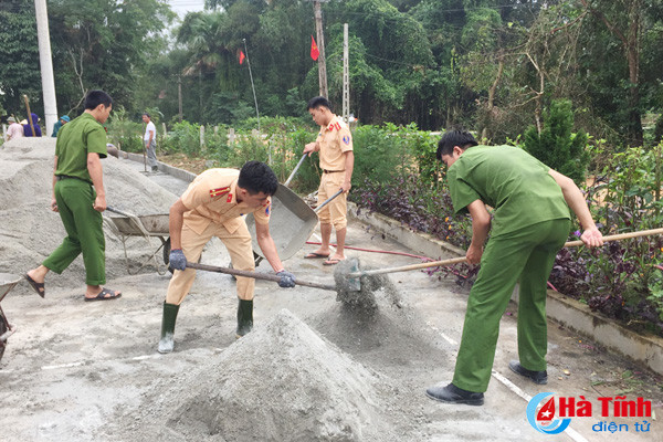 cong an duc tho tranh thu ngay nghi giup dan xay dung nong thon moi