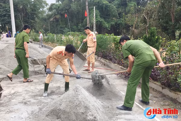 cong an duc tho tranh thu ngay nghi giup dan xay dung nong thon moi