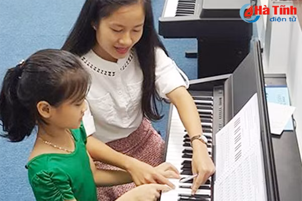 nu sinh ngheo hien thuc hoa giac mo choi dan piano