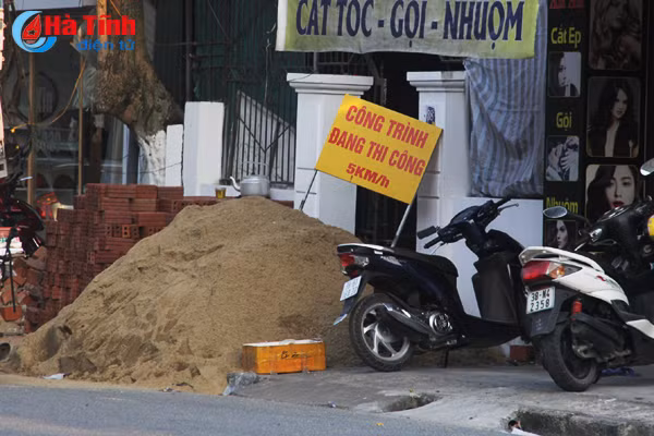 vat lieu xay dung chiem tron via he mot so tuyen duong tp ha tinh