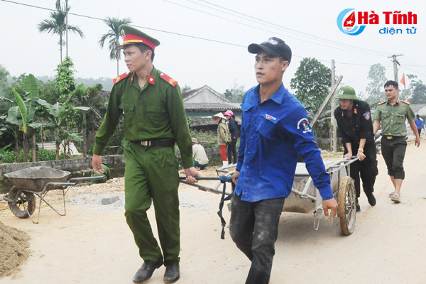 photo tuoi tre ha tinh ho tro thach tien xay dung nong thon moi