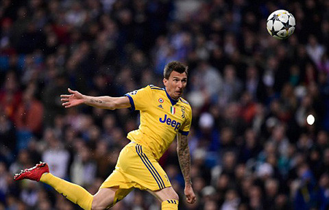 juventus nhan qua phat den oan nghiet real gianh ve di tiep giay cuoi