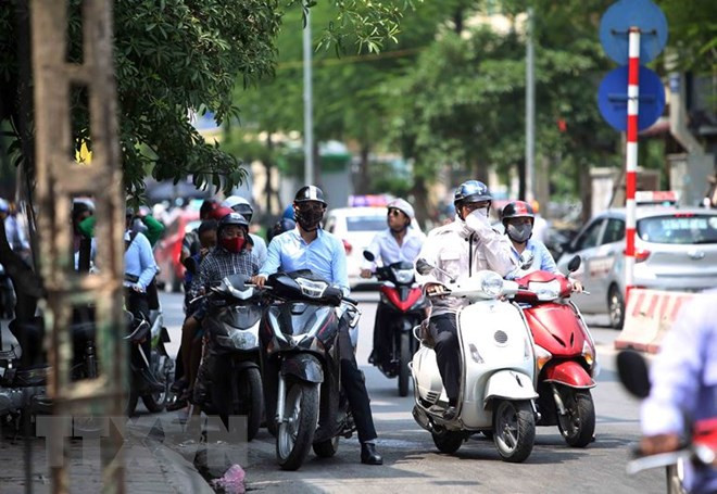 Miền Bắc bước vào đợt nắng nóng đầu tiên ảnh 1 mien bac buoc vao dot nang nong dau tien