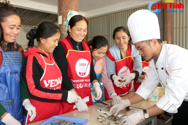 283 nguoi dan bi anh huong su co moi truong duoc hoc nghe dich vu du lich