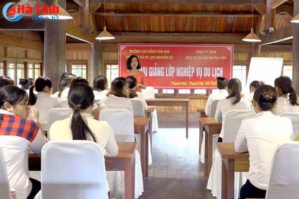 283 nguoi dan bi anh huong su co moi truong duoc hoc nghe dich vu du lich