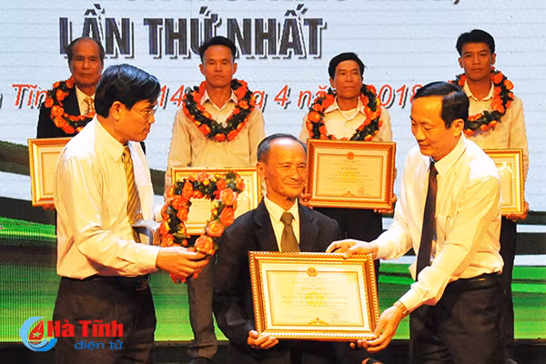 ha tinh vinh danh 34 khu dan cu kieu mau 31 vuon mau tieu bieu